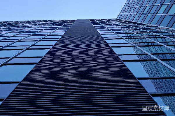 高清摄影 现代玻璃幕墙摩天大楼，背景是蓝天。