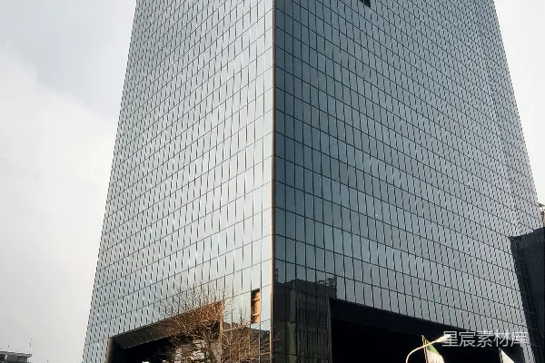 高清摄影 一座很高的建筑，有很多窗户。