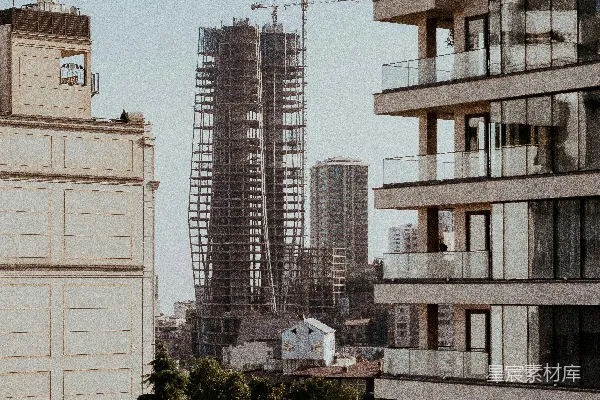高清摄影 城市天际线，展示了现代建筑和正在建设中的建筑物。