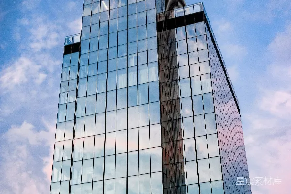 高清摄影 一座高大的玻璃建筑，背景是天空。