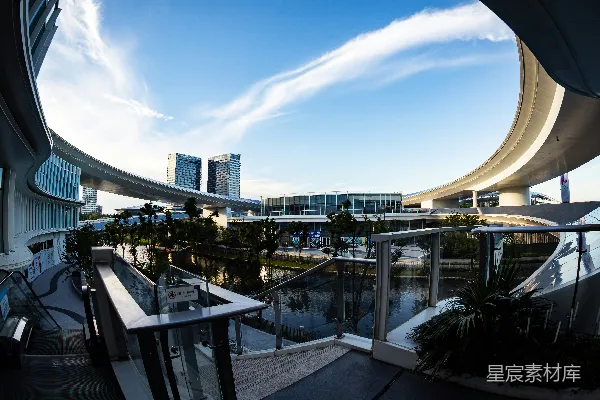 高清摄影 现代曲面建筑俯瞰水面，天空湛蓝。