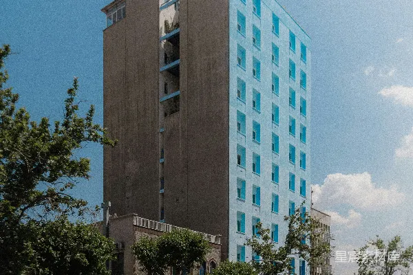 高清摄影 现代建筑旁有一条阳光明媚的街道，窗户呈蓝灰色。