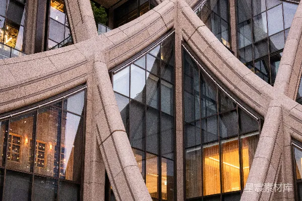 高清摄影 现代建筑，具有独特的几何立面和窗户设计。