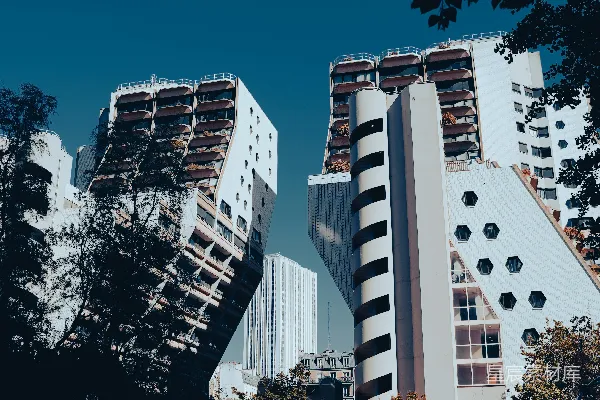 高清摄影 现代化的建筑矗立在湛蓝的天空下。