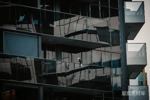高清摄影 现代化建筑，带有反光玻璃幕墙和阳台。