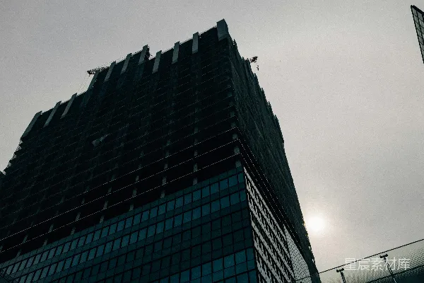 高清摄影 现代摩天大楼正在阴云密布的天空下建设中
