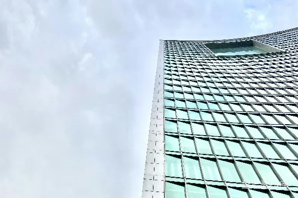 高清摄影 一座非常高大的建筑，有许多窗户。