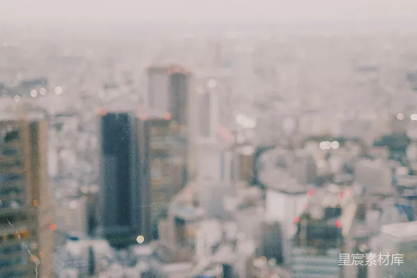 几个人站在高楼顶上