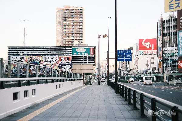 城市街道上有建筑物和人行道。