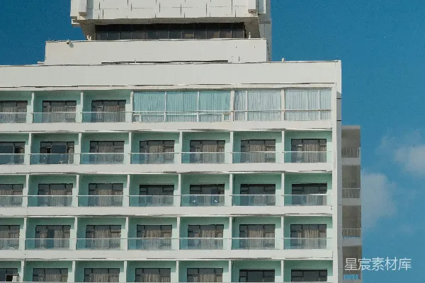 高清摄影 现代白色建筑，有许多窗户，背景是蓝天。