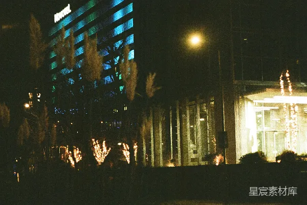 高清摄影 夜晚，建筑物被蓝绿色灯光照亮。