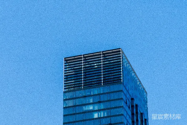 高清摄影 一座非常高大的建筑物，侧面有一个钟表。