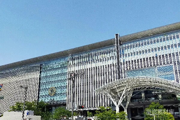 高清摄影 现代化的建筑，具有玻璃幕墙和白色遮阳篷入口。