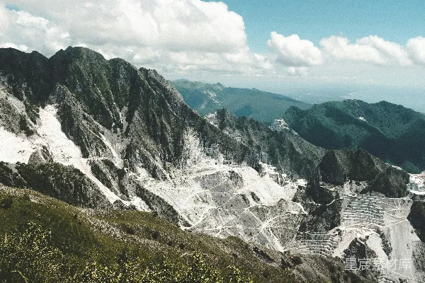 白云之下，白天绿山与褐山