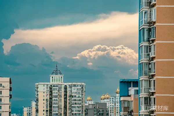 高清摄影 在云层密布的天空下，高耸的城市建筑。