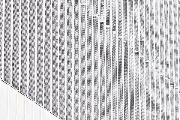 高清摄影 现代化建筑外立面，竖向百叶窗