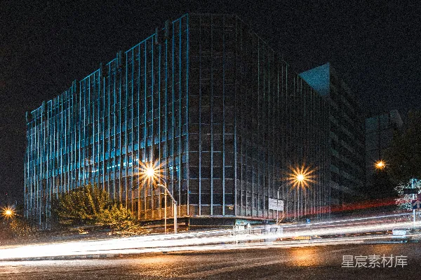 高清摄影 现代建筑夜晚的景象，带有交通灯轨迹。