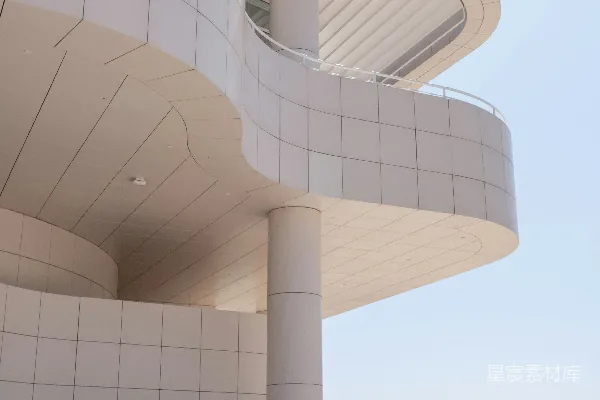 高清摄影 白天，白色混凝土建筑紧邻绿色草地。