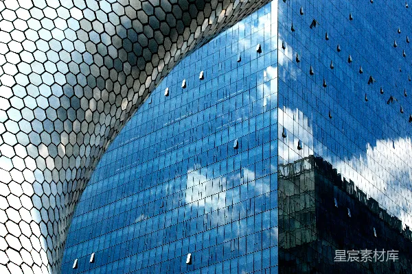 高清摄影 现代建筑采用反射玻璃和独特的立面设计。