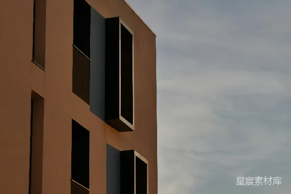 高清摄影 白天，棕灰色的混凝土建筑在白云的映衬下。