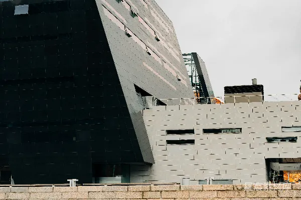 高清摄影 一座大型建筑坐落在水边。