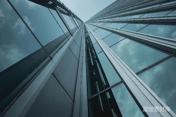 高清摄影 仰望天空中一座非常高大的建筑物。