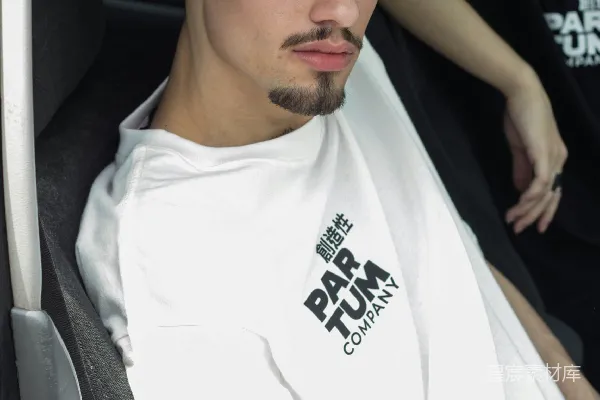 一个留着胡子的男人