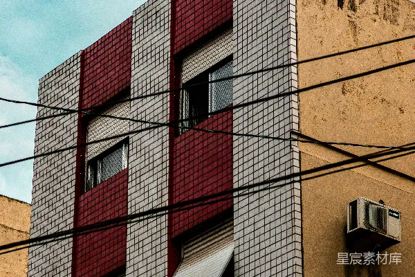 高清摄影 带有红白格子外墙和电线的建筑