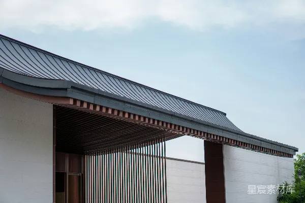 高清摄影 一座带有金属屋顶和白色墙壁的建筑
