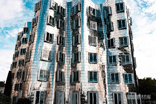 高清摄影 蓝天下的现代波浪形建筑，外墙反光