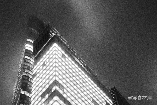 高清摄影 在黑白相间的背景中，夜晚照亮的高楼大厦。