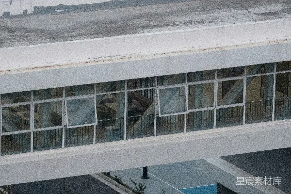 高清摄影 现代化的建筑，带有空中通道和下方的道路。