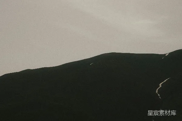 山峦之上飞翔的鸟儿，天空为背景
