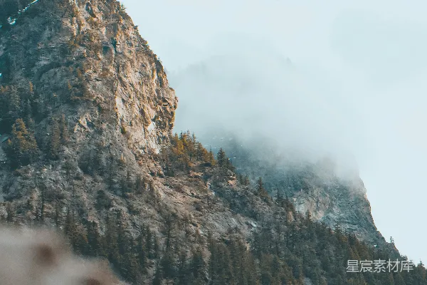 站在山前的人