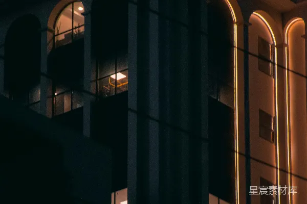 高清摄影 一座高大的建筑，侧面有一个时钟。