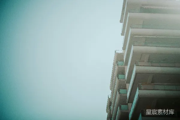 高清摄影 现代化的建筑，阳台对着晴朗的天空。