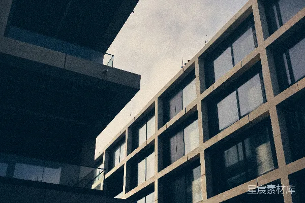 现代建筑的许多窗户在一片阴云的天空背景下。