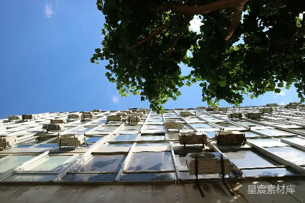 高清摄影 在蓝天下的建筑外墙有许多窗户。