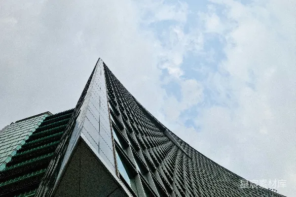 高清摄影 一座非常高大的建筑物，背景是天空。