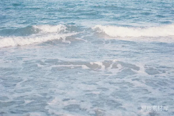 白天海浪拍打着海岸