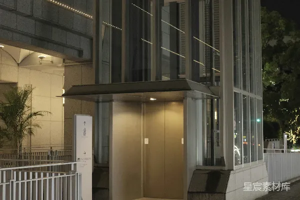 高清摄影 现代玻璃建筑入口夜晚场景