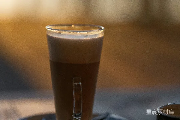 桌上放置着一个木制桌子上的咖啡杯。