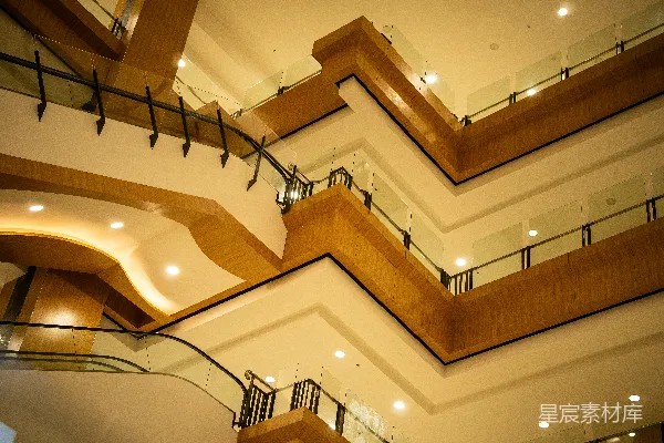 高清摄影 现代化建筑的室内设计，设有自动扶梯和阳台。
