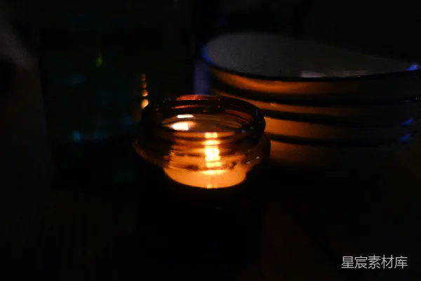 玻璃托盘中的点燃蜡烛