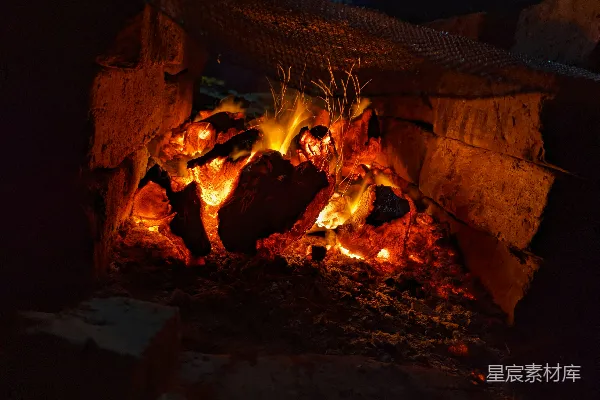 黑暗房间中 fireplace 中的一簇火光