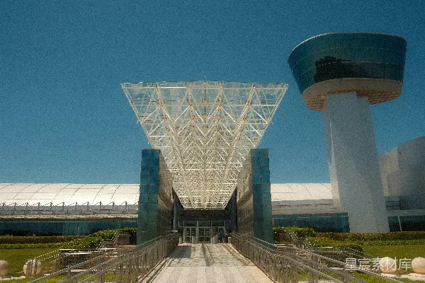 高清摄影 现代化机场航站楼入口，配有一座高大的控制塔。