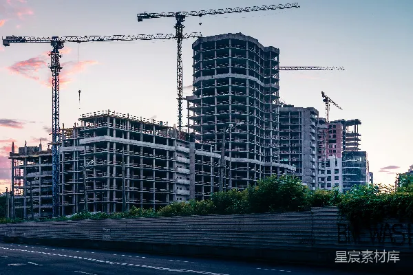 高清摄影 道路旁边白天的白色混凝土建筑