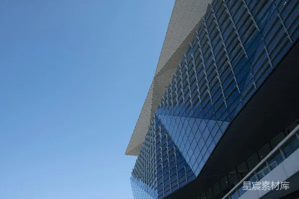 高清摄影 一座非常高的建筑紧挨着另一座非常高的建筑。
