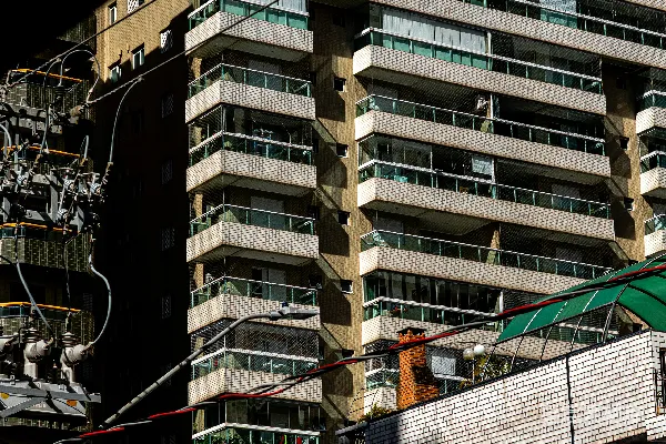高清摄影 多层公寓楼的外墙，有许多阳台和公用电缆线。