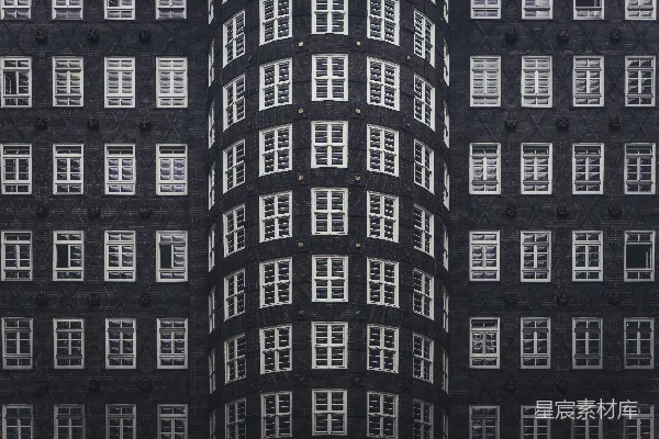 灰色建筑带有窗户